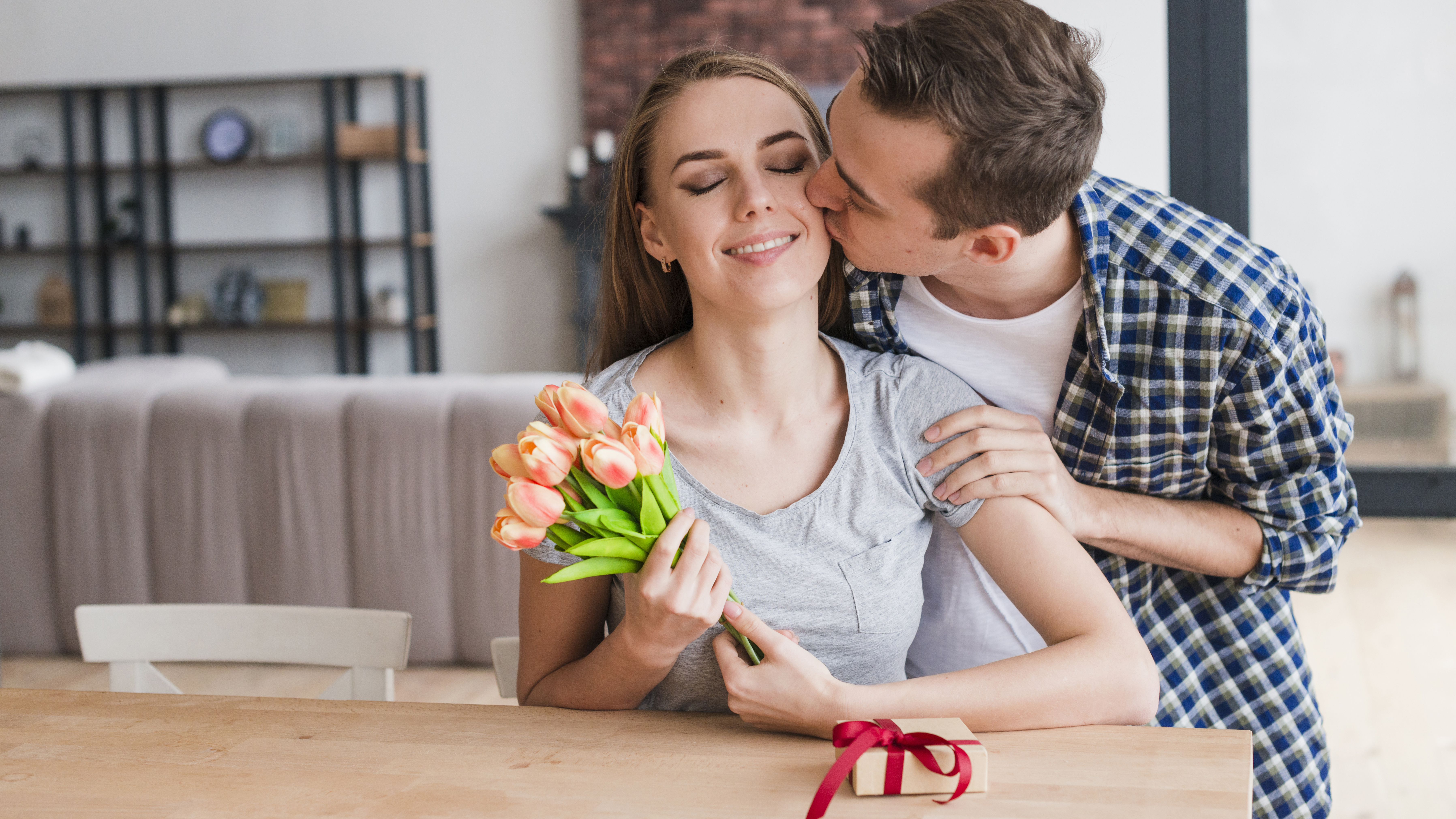 hombre regalando flores para cumpleaños de su mujer