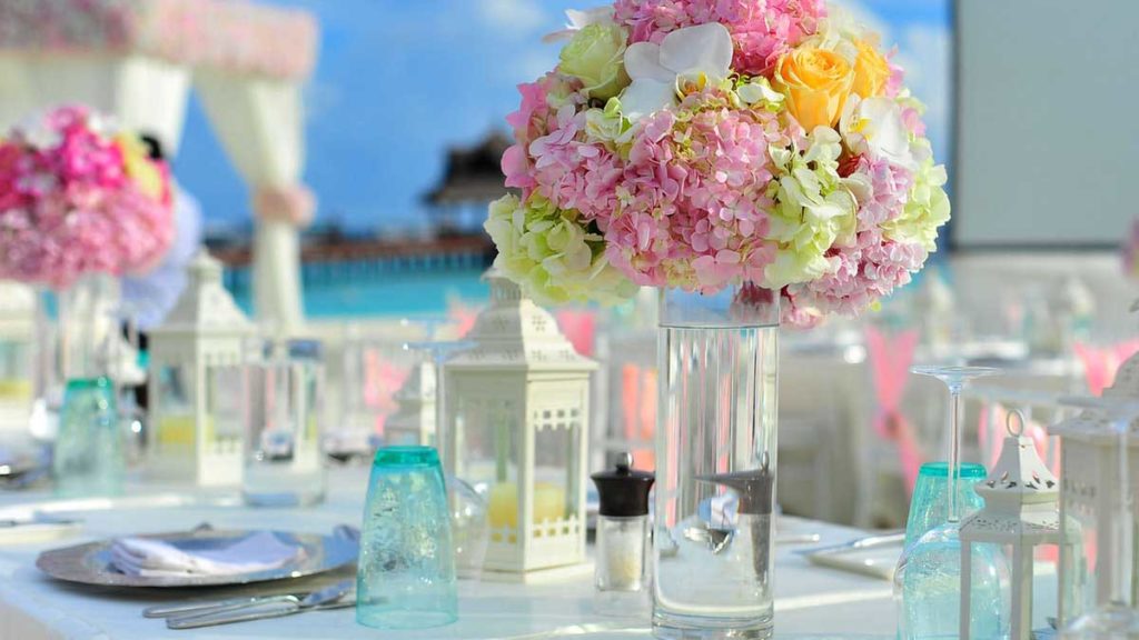 Centro de mesa con flores de colores